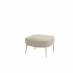 Ein quadratischer Fusshocker aus der Serie Calma von 4SO in Latte mit einer gepolsterten Oberfläche und vier schlanken, hellen Metallbeinen. Dieses moderne Gartenmöbel ist perfekt auf einem schlichten weißen Hintergrund zentriert.