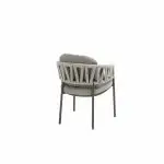 Ein moderner Dining-Stuhl der Serie Calma von 4SO mit runder, geflochtener Rückenlehne und Armlehnen mit Polsterung in Terre. Das dunkel gefärbte Gestell setzt einen Kontrast zu seinem minimalistischen Design. Perfekt als Gartenmöbel, hebt er sich von einem schlichten weißen Hintergrund ab.