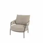 Dieser moderne Living-Sessel aus der Serie Calma von 4SO verfügt über eine gepolsterte Sitzfläche und Rückenlehne aus Stoff in terre, geschwungene Armlehnen aus Metall mit geflochtenem Muster und vier schlanke Beine, die sich perfekt als stilvolle Gartenmöbel vor einem schlichten weißen Hintergrund eignen.