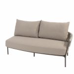 Ein modernes, minimalistisches 2,5-Sitzer-Modular-Lounge-Sofa in terre mit einer geschwungenen Rückenlehne, Armlehne links, zwei großen Plüschkissen und schlanken schwarzen Metallbeinen vor einem schlichten weißen Hintergrund. Das schlichte, aber zeitgemäße Design passt in jedes Wohnzimmer oder jeden Loungebereich.