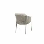 Ein moderner Dining-Stuhl aus der Serie Florence von 4SO, mit einer abgerundeten Rückenlehne aus hellem Seilgeflecht, schlanken Metallbeinen und einem leichten Kissen. Schräg abgebildet auf einem schlichten weißen Hintergrund - perfekt als stilvolles Gartenmöbel.
