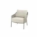 Ein moderner Low-Dining-Stuhl aus der Serie Florence von 4SO mit Polsterung, schlanken Metallbeinen und einer leicht angewinkelten Rückenlehne. Das minimalistische Design in der Farbe Terre umfasst plüschige Kissen und sanft geschwungene Armlehnen vor einem schlichten weißen Hintergrund.