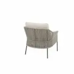 Der moderne Low-Dining-Stuhl aus der Serie Florence von 4SO Gartenmöbel zeichnet sich durch ein Kissen, eine geflochtene Seilrückenlehne und schlanke Metallbeine in Farbe Terre aus. Das minimalistische, zeitgenössische Design wird von der Rückseite vor einem weißen Hintergrund gezeigt.