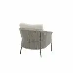 Ein moderner Sessel mit hellgrauem Sitzkissen und Rückenlehne, von hinten gesehen. Der Sessel hat eine abgerundete Rückenlehne mit Kordel- oder Seilverzierung, schlanke dunkle Beine und ein insgesamt minimalistisches Design vor einem schlichten weißen Hintergrund.