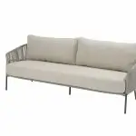 Ein modernes 3-Sitzer-Living-sofa aus der Serie Florence von 4SO mit Kissen, einem schlanken Metallgestell und dünnen Seilverzierungen in Farbe Terre an den Seiten. Das minimalistische Design hebt sich von einem schlichten weißen Hintergrund ab.