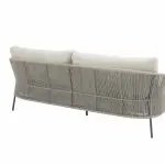 Ein modernes, hellgraues Sofa in der Rückenansicht mit minimalistischem Metallrahmen und geflochtenem Seildesign. Es hat zwei große, weiche Rückenkissen und dünne, abgewinkelte Beine vor einem schlichten weißen Hintergrund.