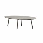 Salute Low-Diningtisch Ellipsenform von 4SO mit glatter, Keramik Tischplatte und vier schlanken, terrefarbenen Beinen, alles vor einem schlichten weißen Hintergrund. Modernes und minimalistisches Design mit klaren Linien und ohne sichtbare Ornamente.