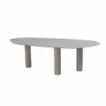 Ein moderner, minimalistischer Estate Diningtisch Mangoform von 4SO mit einer Keramik / Sabia Panna Tischplatte und drei dicken, zylindrischen Beinen in latte. Vor einem schlichten weißen Hintergrund unterstreicht dieser Tisch das schlichte, zeitgenössische Design.