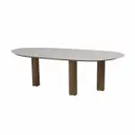 Ein moderner, minimalistischer Estate Diningtisch Mangoform von 4SO mit einer Keramik/Travertin Tischplatte und drei dicken, zylindrischen Beinen in bernsteinfarben. Vor einem schlichten weißen Hintergrund unterstreicht dieser Tisch das schlichte, zeitgenössische Design.
