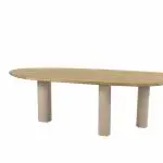 Ein moderner, minimalistischer Estate Diningtisch Mangoform von 4SO mit einer Teak natur Tischplatte und drei dicken, zylindrischen Beinen in latte. Vor einem schlichten weißen Hintergrund unterstreicht dieser Tisch das schlichte, zeitgenössische Design.