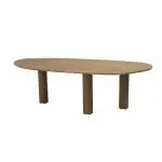 Ein moderner, minimalistischer Estate Diningtisch Mangoform von 4SO mit einer Teak natur Tischplatte und drei dicken, zylindrischen Beinen in bernsteinfarben. Vor einem schlichten weißen Hintergrund unterstreicht dieser Tisch das schlichte, zeitgenössische Design.
