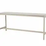 Ein schlichter rechteckiger Soho High-Diningtisch 220x75x95cm von 4SO in Keramik Latte mit einer glatten Tischplatte und vier geraden Beinen. Er zeichnet sich durch ein minimalistisches, industrielles Design mit einer horizontalen Stütze aus.