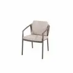 Ein moderner Dining-Stuhl aus der Serie Barolo von 4SO, mit einem hellbraunen Metallgestell in Farbe terre, abgewinkelten Armlehnen und vier geraden Beinen. Seine beige gepolsterte Sitzfläche und die passende gepolsterte Rückenlehne bieten Komfort - perfekt als stilvolles Gartenmöbel.