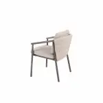 Ein moderner Dining-Stuhl aus der Serie Barolo von 4SO, mit hellbeiger, gepolsterter Sitzfläche und Rückenlehne mit horizontalen Nähten. Er hat gerade, dunkle Metallbeine und passende Armlehnen, die schräg vor einem schlichten weißen Hintergrund stehen.