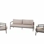 Ein modernes Living-Set 3-Sitzer Sofa und zwei Living-Sessel aus der Serie Barolo von 4SO. Die Möbel bieten weiche Polster, dunkle Holzrahmen mit offenen Armlehnen - stilvolle Gartenmöbel vor schlichtem, weißem Hintergrund.