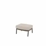Ein Fusshocker aus der Serie Barolo von 4SO, mit einem hellbeigen Kissen und schlichten dunklen Beinen. Dieses moderne Gartenmöbel zeichnet sich durch sein klares, flaches, rechteckiges Design vor einem schlichten weißen Hintergrund aus.