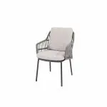 Moderner Dining-Stuhl aus der Serie Alicante von 4SO mit dunkelgrauem Metallgestell (Farbe anthrazit), geflochtener Rückenlehne und Seitenteilen sowie einem hellbeigen gepolsterten Sitz. Der Stuhl steht auf vier geraden Beinen und hat ein offenes, luftiges Design.
