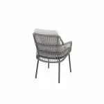 Ein moderner Alicante Dining-Stuhl von 4SO mit einem grauen, geflochtenen Rattanrahmen und vier schlanken Beinen. Dieses Gartenmöbel hat ein hellbeiges Kissen und ist in der Farbe anthrazit gehalten, die das geschwungene Design und das offene Flechtmuster hervorhebt.
