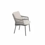Moderner Dining-Stuhl Aicante von 4SO mit einem grauen Metallgestell in Farbe anthrazit, abgewinkelter Rückenlehne und offenen Lattenrosten an den Seiten. Dicke hellbeige Kissen auf Sitz und Rückenlehne bieten Komfort. Der minimalistische Stuhl eignet sich sowohl für Innenräume als auch für Gartenmöbel.