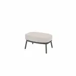 Rechteckige Ottomane mit einer hellbeigen, gepolsterten Platte und vier dunklen, geraden Beinen. Das Design ist einfach und modern, mit einer leicht abgerundeten Form und einem minimalistischen Aussehen. Die Ottomane steht vor einem schlichten weißen Hintergrund.