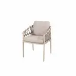 Der moderne Dining-Stuhl aus der Serie Piacenza von 4SO hat ein hellbeiges Metallgestell, Seiten und Rücken aus geflochtenem Seil und passende Kissen in Farbe Latte. Sein minimalistisches Design hebt sich von einem schlichten weißen Hintergrund ab.