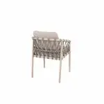 Ein moderner Piacenza Dining-Stuhl mit Metallgestell in Farbe Latte, geflochtener Seilrückenlehne und hellgrauen Kissen. Der Stuhl ist angewinkelt, so dass die Rückenlehne und die linke Seite zu sehen sind, perfekt für Gartenmöbel vor einem schlichten weißen Hintergrund.