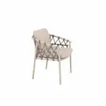 Moderner Diningstuhl aus der Serie Piacenza von 4SO mit gepolstertem Sitz, hellem Holzgestell und dekorativem Kreuzseil-Design - perfekt als Gartenmöbel oder als stilvoller Dining-Stuhl vor jeder Kulisse.