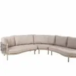 Ein modernes beiges Sektionssofa mit geschwungenen Sitz- und Rückenkissen. Die linke Seite ist mit einem dekorativen geflochtenen Seil an der Armlehne versehen. Das Sofa hat schlanke Metallbeine und ein minimalistisches Design vor einem weißen Hintergrund.