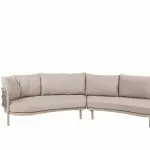 Ein modernes Modular-Lounge-Set Piacenza mit geschwungenen Sitzflächen und Rückenlehnen. Das Sofa hat helle Holzbeine und ein geflochtenes Rahmendetail auf der linken Seite, mit fünf passenden Rückenkissen. Der Hintergrund ist einfarbig weiß.