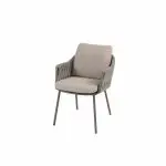 Ein moderner Dining-Stuhl aus der Serie Cannes von 4SO mit gepolstertem Sitz und Rückenlehne in Farbe Terre, geflochtenen Armlehnen und schlanken Metallbeinen. Vor einem schlichten weißen Hintergrund unterstreicht er zeitgenössisches Design und Komfort.