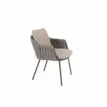 Ein moderner Dining-Stuhl aus der Serie Cannes von 4SO mit gepolstertem Sitz und Rückenlehne. Die grauen, geflochtenen Armlehnen und die minimalistischen Metallbeine unterstreichen seinen modernen Look vor einem schlichten weißen Hintergrund. Die Farbe Terre akzentuiert seine Eleganz.