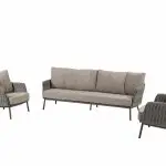 Ein modernes Cannes terre Gartenmöbel Living-Set 3-Sitzer Sofa und Living-Sessel von 4SO mit Kissen und gewebten grauen Rahmen mit schwarzen Beinen, arrangiert auf einem weißen Hintergrund.