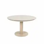 Ein runder Sarah Diningtisch 120cm mit einer glatten Keramikdruck Latte Platte und einem einzelnen, stabilen Sockel von 4SO. Das moderne, minimalistische Design zeichnet sich durch klare Linien ohne zusätzliche Verzierungen aus, fotografiert vor einem schlichten weißen Hintergrund.