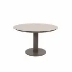 Ein runder Sarah Diningtisch 120cm mit einer glatten Keramikdruck Terre Platte und einem einzelnen, stabilen Sockel von 4SO. Das moderne, minimalistische Design zeichnet sich durch klare Linien ohne zusätzliche Verzierungen aus, fotografiert vor einem schlichten weißen Hintergrund.