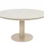 Ein runder Sarah Diningtisch 130cm mit einer glatten Keramikdruck Latte Platte und einem einzelnen, stabilen Sockel von 4SO. Das moderne, minimalistische Design zeichnet sich durch klare Linien ohne zusätzliche Verzierungen aus, fotografiert vor einem schlichten weißen Hintergrund.