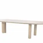 Ein moderner Dining-Tisch der Serie Denia von 4SO mit einer Tischplatte in Keramikdruck Latte und drei zylindrischen Beinen. Dieser minimalistische Esstisch in Mangoform 290x110cm zeichnet sich durch glatte Oberflächen und eine zeitgemäße Optik aus, perfekt als stilvolles Gartenmöbel.