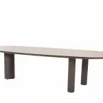 Ein moderner Dining-Tisch der Serie Denia von 4SO mit einer Tischplatte in Keramikdruck Terre und drei zylindrischen Beinen. Dieser minimalistische Esstisch in Mangoform 290x110cm zeichnet sich durch glatte Oberflächen und eine zeitgemäße Optik aus, perfekt als stilvolles Gartenmöbel.