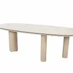 Ein moderner Dining-Tisch der Serie Denia von 4SO mit einer Tischplatte in Keramikdruck Latte und drei zylindrischen Beinen. Dieser minimalistische Esstisch in Mangoform 240x105cm zeichnet sich durch glatte Oberflächen und eine zeitgemäße Optik aus, perfekt als stilvolles Gartenmöbel.