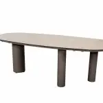 Ein moderner ovaler Tisch mit einer hellbeigen, glatten Tischplatte und drei dicken, zylindrischen braunen Beinen. Das Design ist minimalistisch, und der Tisch wird vor einem schlichten weißen Hintergrund gezeigt.