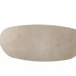 Eine einzelne Tischplatte der Serie Denia Diningtisch von 4SO in Keramikdruck Terre von oben in Mangoform.